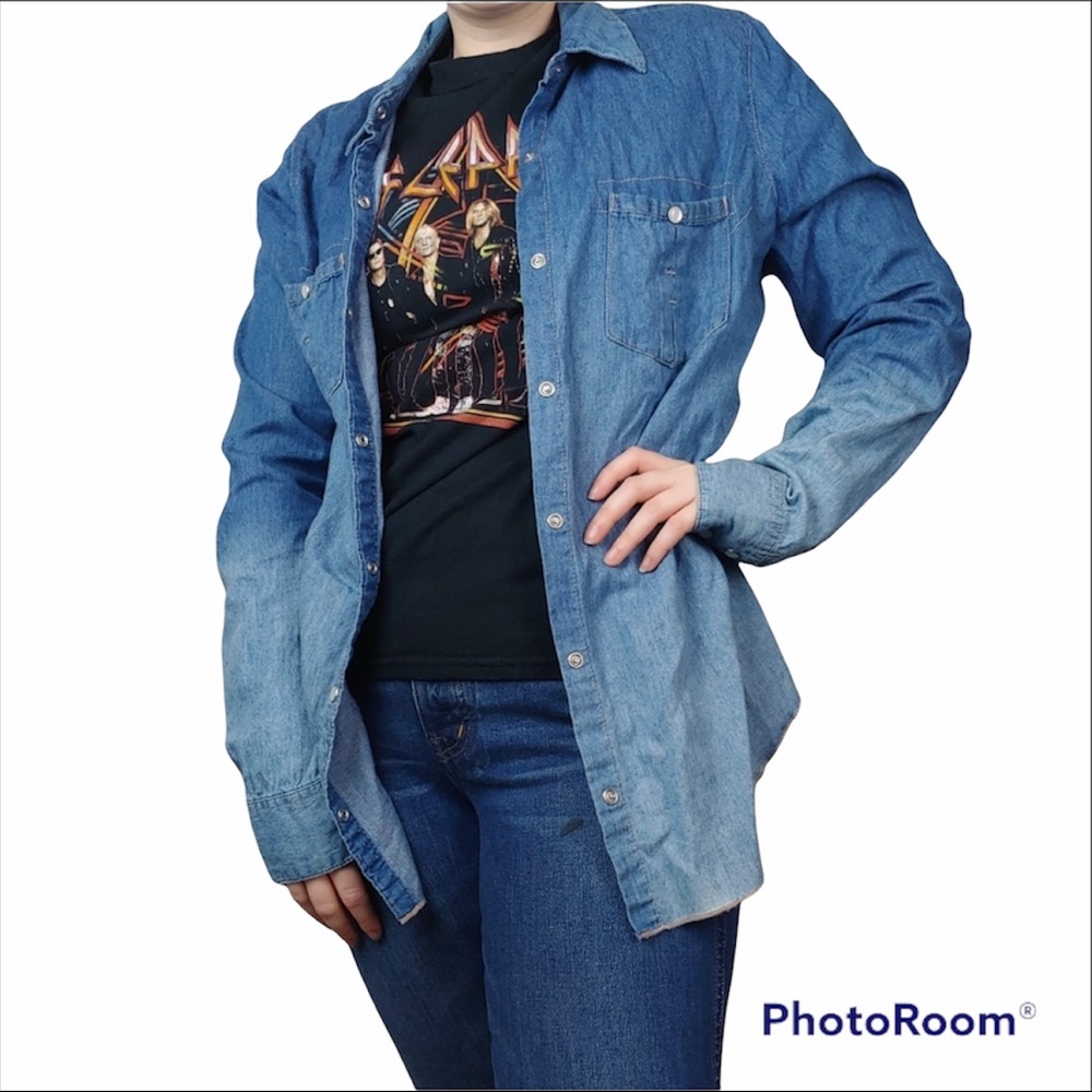 2/$15 Democracy Chambray Blue Button Down Two Toned Top Size M